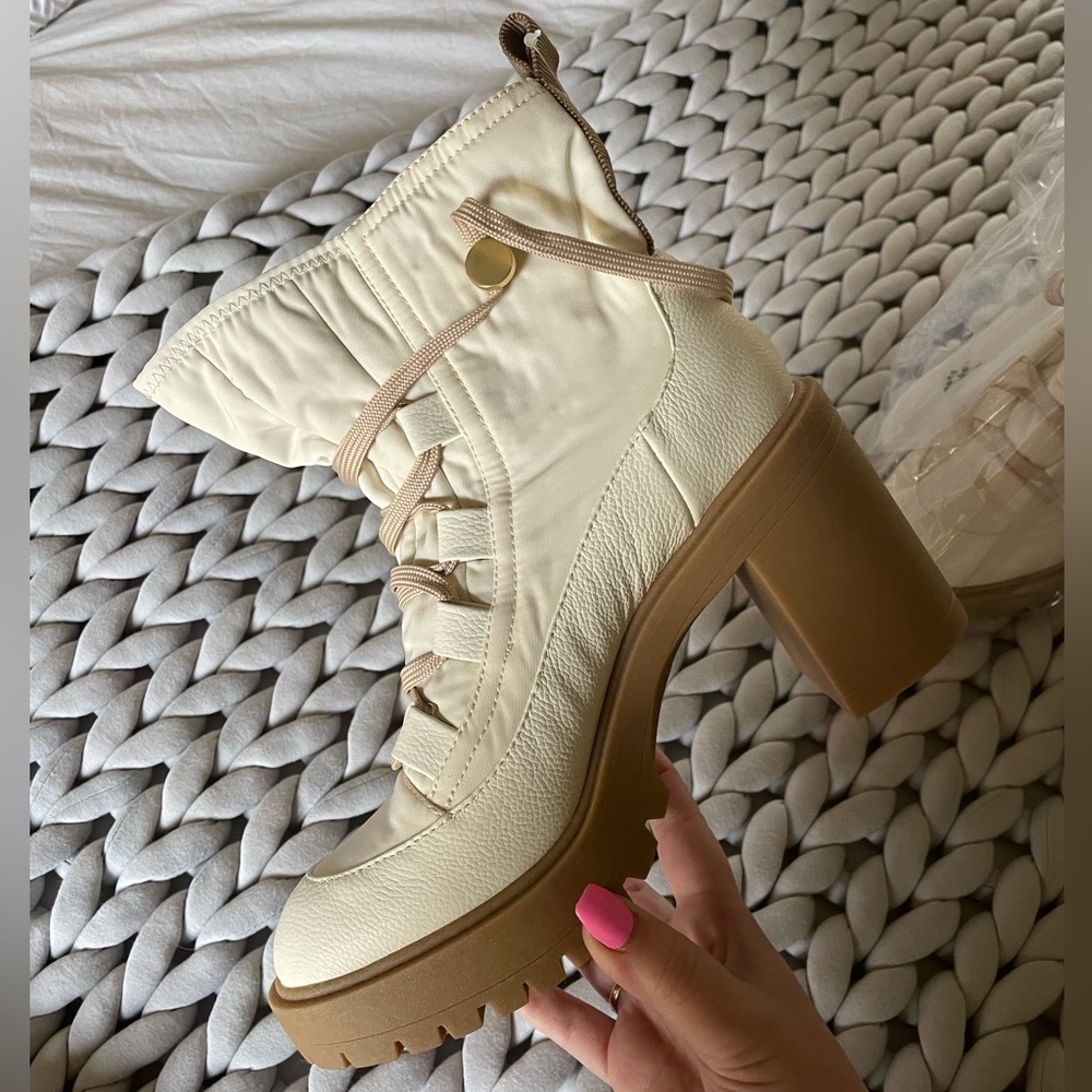 NWT / NIB Dolce Vita Celida - Off White